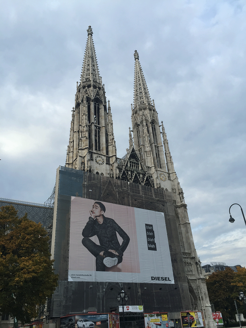 Votivkirche, malesef reklam giydirilmiş.